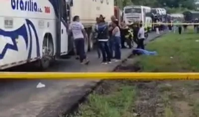Hombre murió a un lado de la vía.
