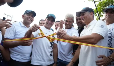 El alcalde Alejandro Char con Teófilo Gutiérrez inaugurando el parque de La Pradera.