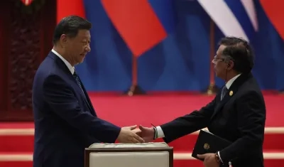 Presidente chino Xi Jinping (i) mientras saluda a su homólogo colombiano Gustavo Petro (d).