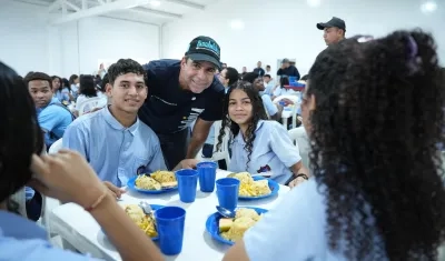 Alcalde Char en la entrega del nuevo comedor escolar.