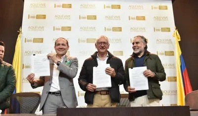 Los ministros de Trabajo, Antonio Sanguino; Salud, Guillermo Alfonso Jaramillo, e Interior, Armando Benedetti, radicando la consulta.