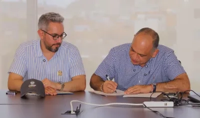 El alcalde de Santa Marta, Carlos Pinedo, firmando el convenio.