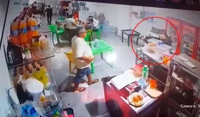 Momento del ataque a bala en la tienda en San Roque.