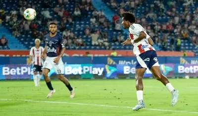 El cabezazo de Didier para el segundo gol de Junior.