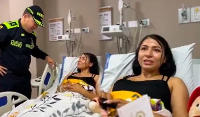 El Director de la Policía, Brigadier General Carlos Triana y patrullera Laura Juanita Camacho Rojas.