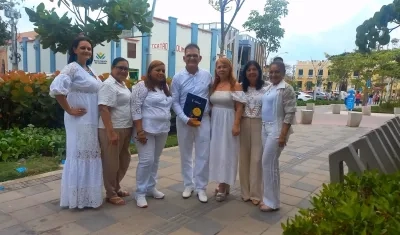 El profesor Eduardo Jinete Cervantes junto a las demás docentes homenajeadas. 