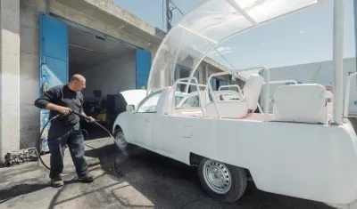 El papamóvil es adaptado para llevarlo a Gaza