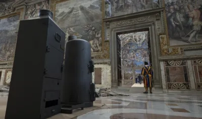 Instalación de las estufas dentro de la Capilla Sixtina.
