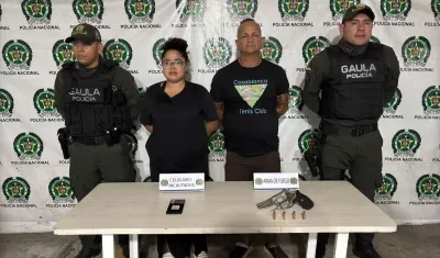 Las autoridades junto a dos de las capturadas.