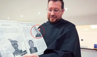 El Padre Fray Camilo Augusto Pineda Henao sosteniendo una imagen de la visita del Papa León XIV en Barranquilla.