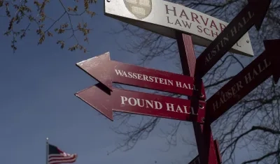 Fotografía de una señal de la Universidad de Harvard. 