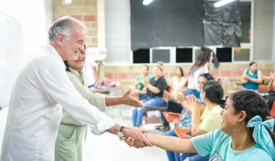 El Gobernador Eduardo Verano con estudiantes universitarios. 
