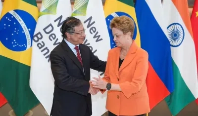 Gustavo Petro junto a la expresidenta de Brasil, Dilma Roussef.