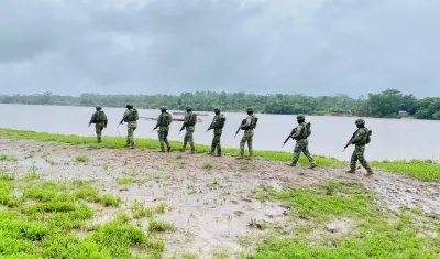 Militares ecuatorianos en frontera con Colombia.