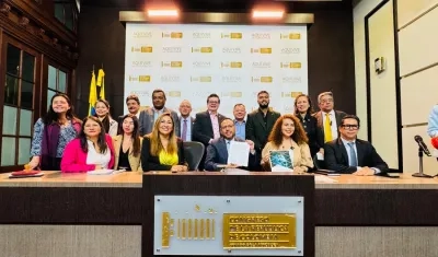 Los ministros de Ciencias, Yesenia Olaya (segunda de derecha a izquierda) y de las TIC, Julián Molina (centro).