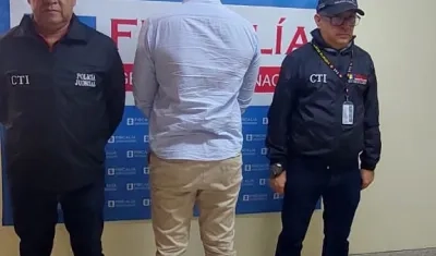 Las autoridades junto al capturado, identificado como Alexis Velasco.