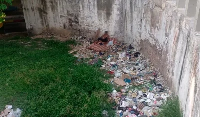 Los habitantes de calle mantienen el lugar sucio. 