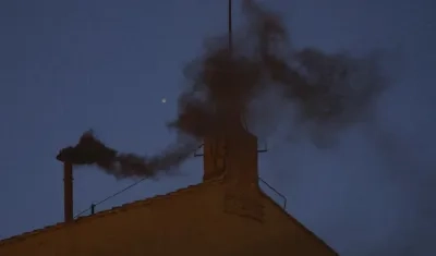 El humo negro del primer día del cónclave.