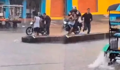Momento del asalto a motociclista. 