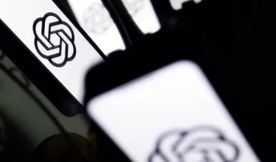 Imagen de un teléfono móvil con el logotipo de Chat GPT.