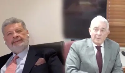 El abogado Jaime Granados con su cliente el expresidente Álvaro Uribe durante el juicio oral. 