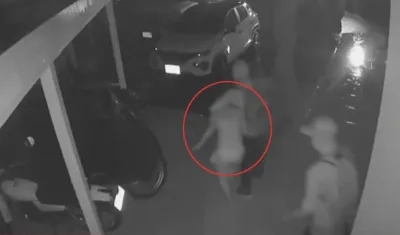 Momento en que el niño es sacado a la fuerza de su vivienda, en Jamundí, Valle del Cauca. 