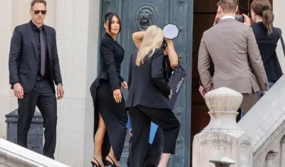 Kim Kardashian a las afueras del tribunal de París. 