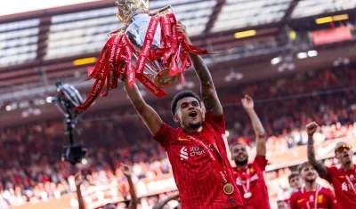 Luis Díaz alzando la Premier League.