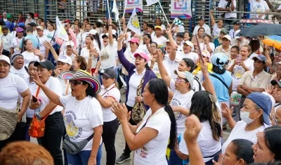 Madres protestando sobre la carrera 46.