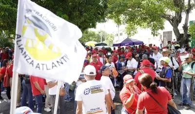 Los manifestantes frente a la sede de Fenalco en Barranquilla.