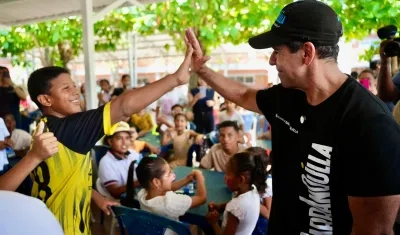 Alcalde Char durante la entrega de almuerzo a los niños en el comedor comunitario.