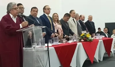 Aspecto de la mesa directiva de la institución en los grados como Corporación Universitaria.