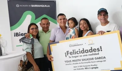 El Alcalde Alex Char entregando uno de los subsidios.