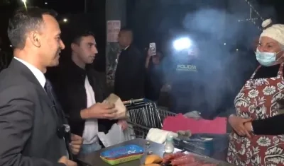 El Ministro de Defensa, Pedro Sánchez y la vendedora Yaneth Franco.