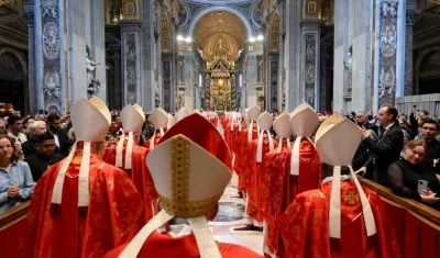 Cardenales y fieles asisten a la misa 'Pro eligendo pontifice'.
