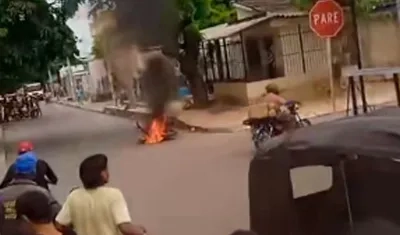 Comunidad le prendió fuego a la moto
