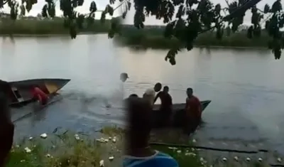 Momento que era sacado del agua el cuerpo del adolescente. 