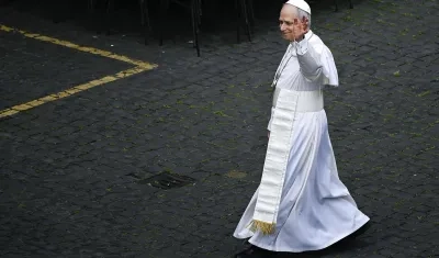 El Papa León XIV caminando por la Ciudad del Vaticano. 
