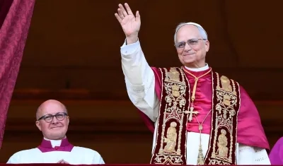 El nuevo Papa León XIV al presentarse ante la multitud en la Plaza de San Pedro. 