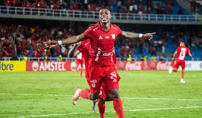 Pestaña celebra gol del empate 1-1.