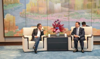 El Presidente Gustavo Petro y el alcalde de Shanghái, Gong Zheng.
