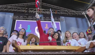 Petro con la espada de Simón Bolívar.