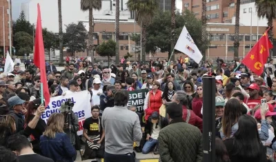 Personas participan en una manifestación en apoyo a la consulta popular.