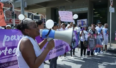 Familias en el plantón frente a la Fiscalía. 