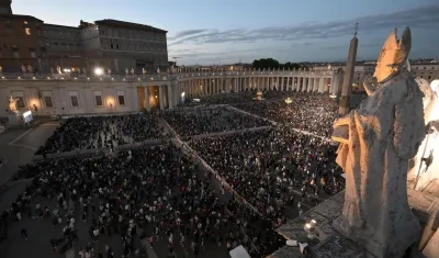 La multitud este miércoles en la Plaza de San Pedro en el primer día del cónclave. 