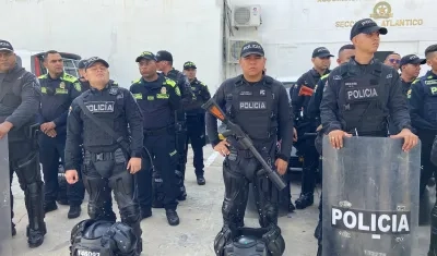 Policías que garantizarán la seguridad durante el cabildo popular. 