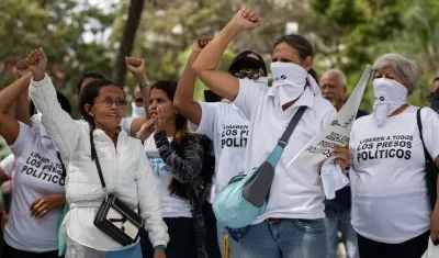 Familias protestan por los presos políticos detenidos en Venezuela.