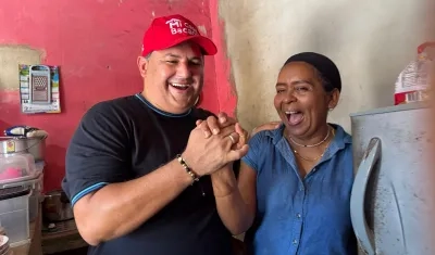 El alcalde de Baranoa, Edinson Palma, junto a una de las primeras beneficiarias. 