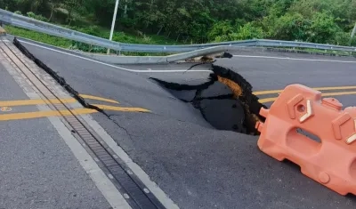 Así quedó la vía de acceso al puente en Juan de Acosta.