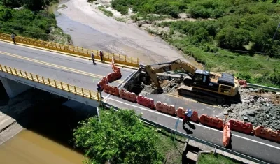 Trabajos en el puente Juan de Acosta, en la Vía al Mar. 